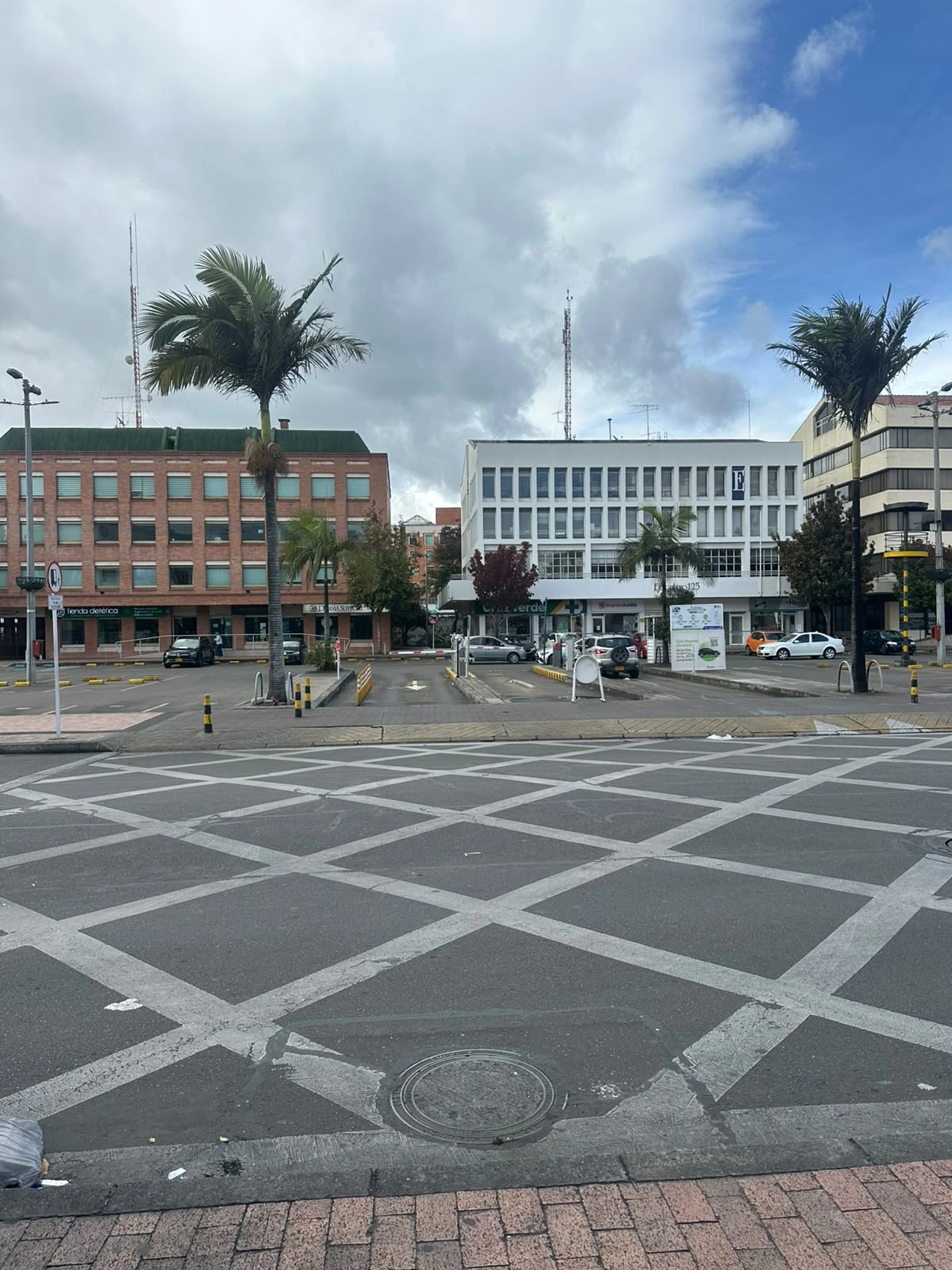 Entorno urbano próximo a Medical Center 125, con acceso peatonal y zona de estacionamiento.