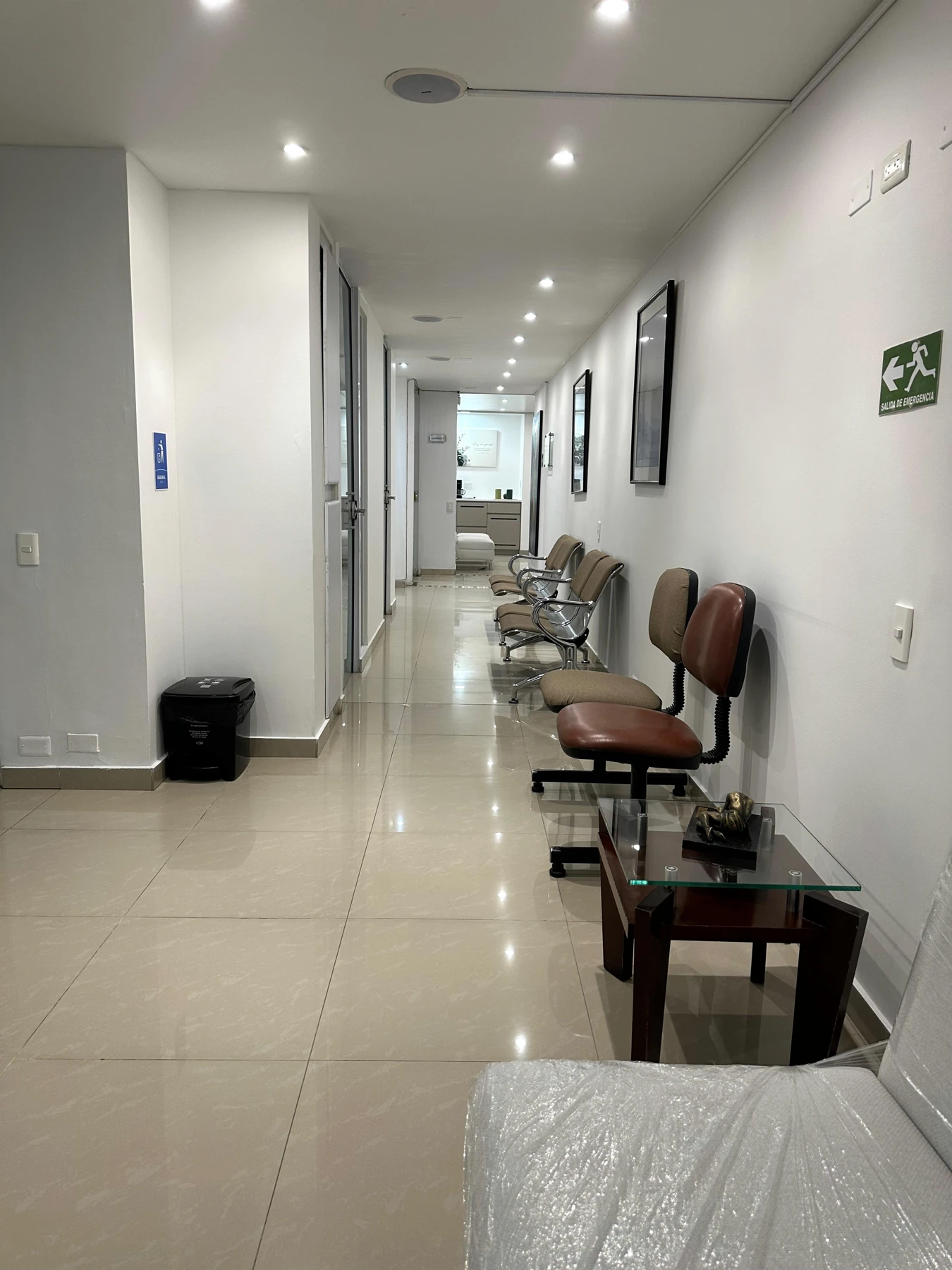 Sillas de espera a lo largo del corredor de acceso a los consultorios de Medical Center 125.